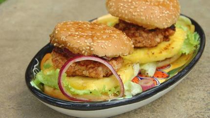 Куриный бургер с ананасом и красным луком