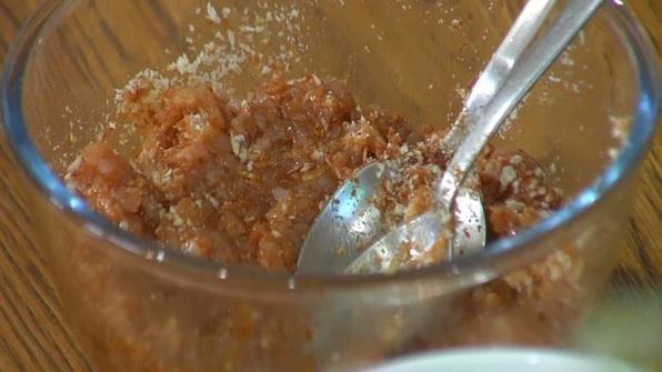 куриный бургер с ананасом и красным луком