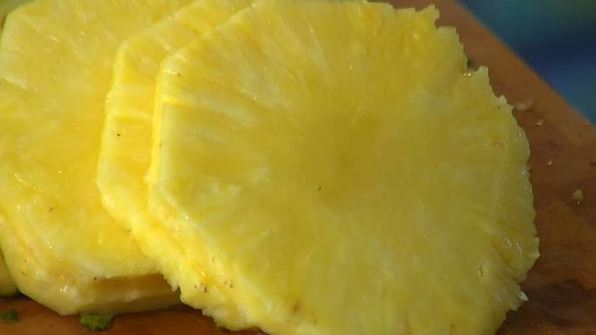 куриный бургер с ананасом и красным луком