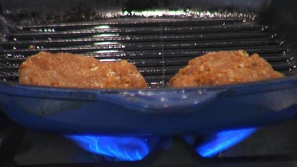 куриный бургер с ананасом и красным луком