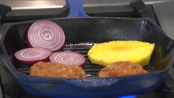 куриный бургер с ананасом и красным луком