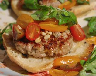 Открытый сицилийский бургер с помидорами