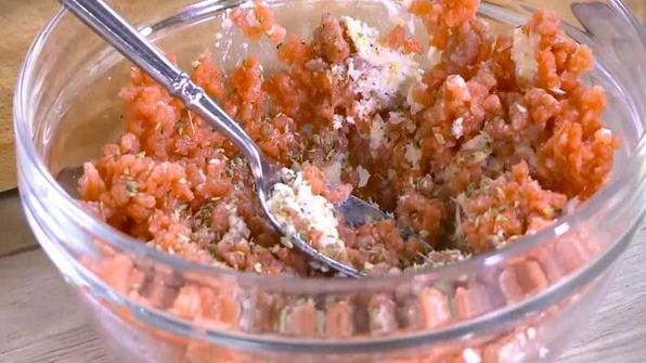 открытый сицилийский бургер с помидорами