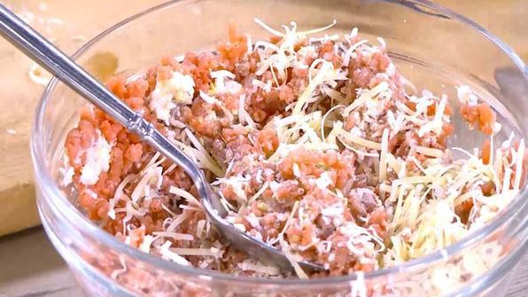 открытый сицилийский бургер с помидорами