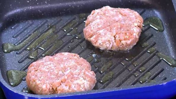 открытый сицилийский бургер с помидорами