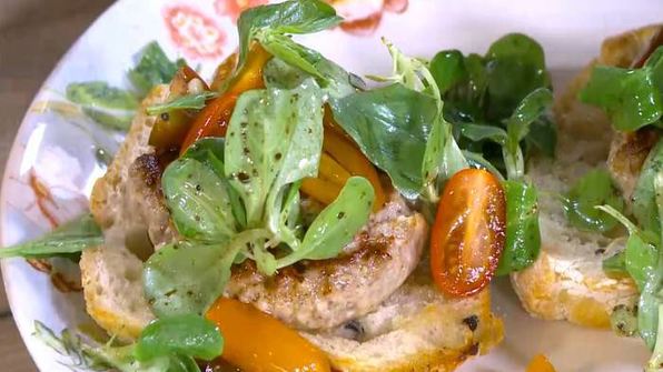 открытый сицилийский бургер с помидорами