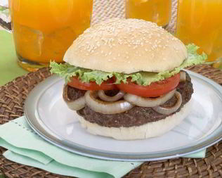 Сочный гамбургер с луком