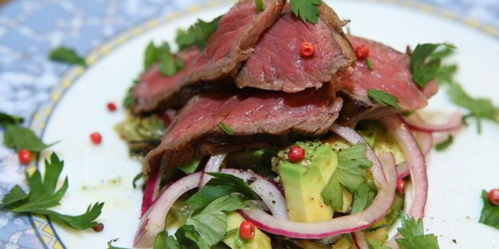 Рецепт бутерброда из цукини с говядиной и авокадо