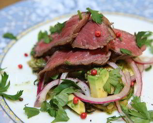 Бутерброд из цукини с говядиной и авокадо