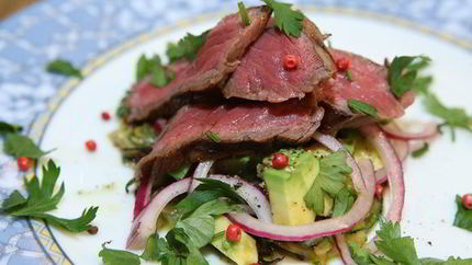 Бутерброд из цукини с говядиной и авокадо