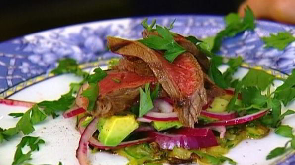 бутерброд из цукини с говядиной и авокадо