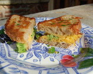 Бутерброд с брокколи и сыром