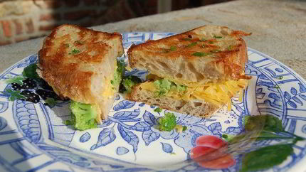 Бутерброд с брокколи и сыром