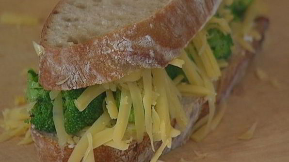 бутерброд с брокколи и сыром