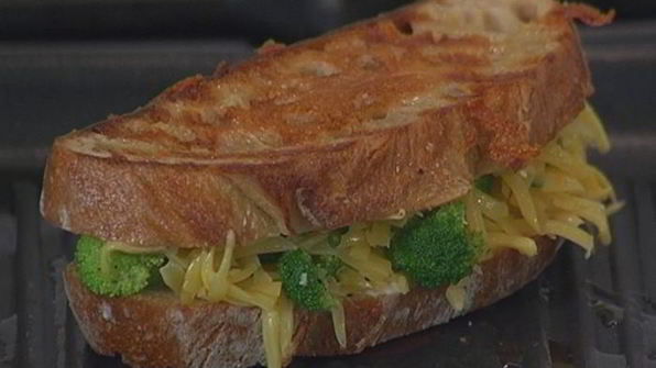 бутерброд с брокколи и сыром