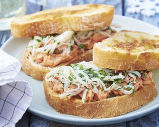 Бутерброд с крабовой пастой