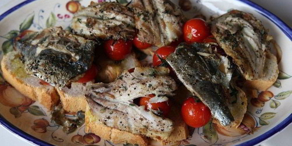 Рецепт бутерброда с сардинками и помидорами