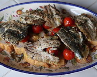 Бутерброд с сардинками и помидорами