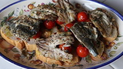 Бутерброд с сардинками и помидорами