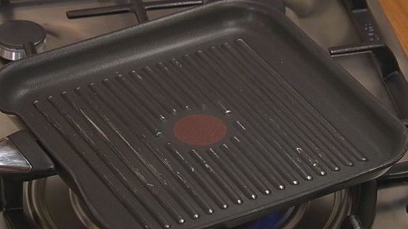 бутерброд с сардинками и помидорами