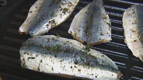 бутерброд с сардинками и помидорами