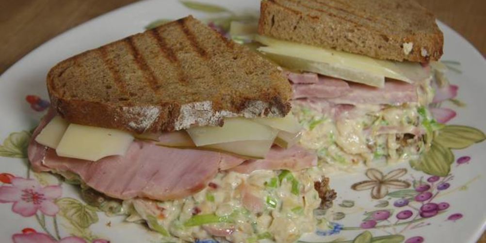 Рецепт бутерброда с ветчиной, квашеной капустой, яблоками и сыром