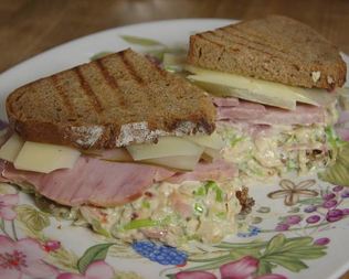 Бутерброд с ветчиной, квашеной капустой, яблоками и сыром