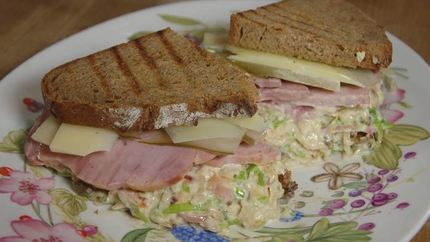 Бутерброд с ветчиной, квашеной капустой, яблоками и сыром