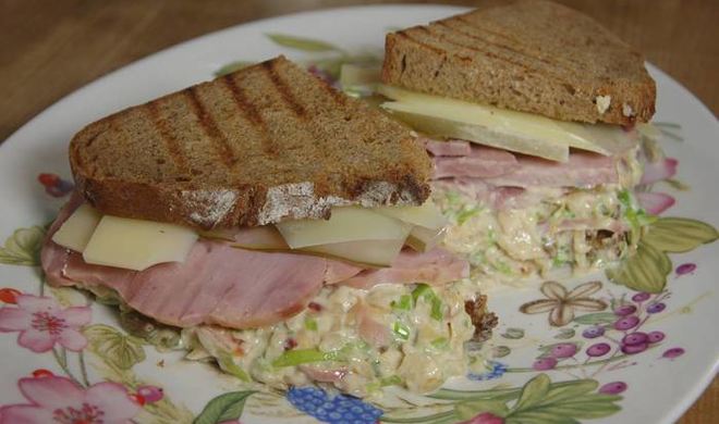 Бутерброд с ветчиной, квашеной капустой, яблоками и сыром