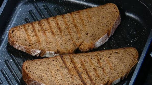 бутерброд с ветчиной, квашеной капустой, яблоками и сыром