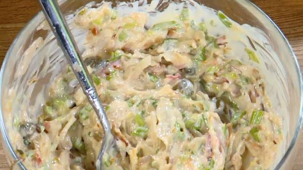 бутерброд с ветчиной, квашеной капустой, яблоками и сыром