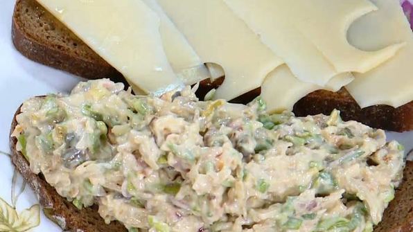 бутерброд с ветчиной, квашеной капустой, яблоками и сыром