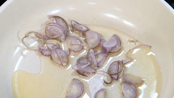 бутерброд с ветчиной, квашеной капустой, яблоками и сыром