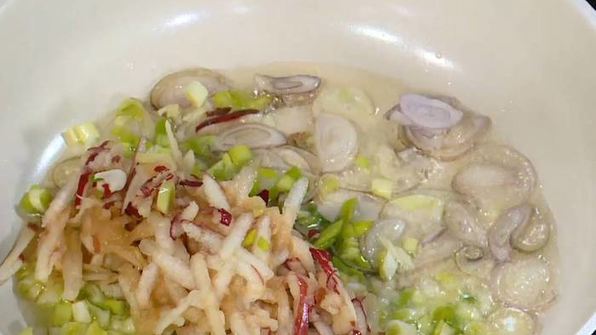 бутерброд с ветчиной, квашеной капустой, яблоками и сыром