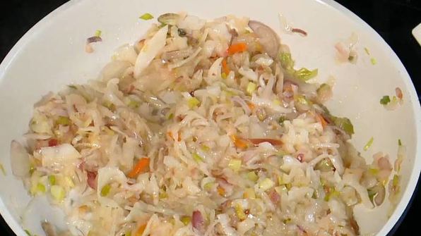 бутерброд с ветчиной, квашеной капустой, яблоками и сыром