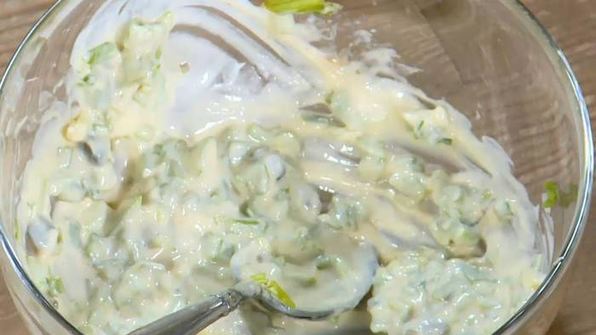 бутерброд с ветчиной, квашеной капустой, яблоками и сыром