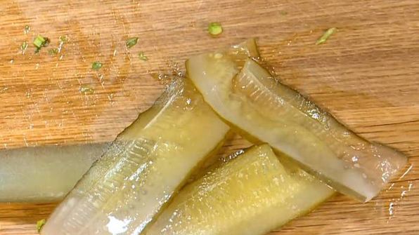 бутерброд с ветчиной, квашеной капустой, яблоками и сыром