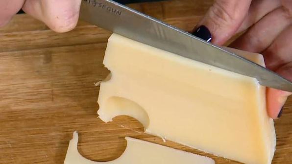 бутерброд с ветчиной, квашеной капустой, яблоками и сыром