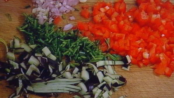 бутерброд с жареным окунем под соусом рататуй