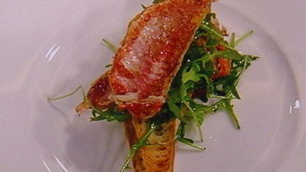 бутерброд с жареным окунем под соусом рататуй