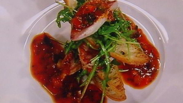 бутерброд с жареным окунем под соусом рататуй