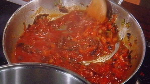 бутерброд с жареным окунем под соусом рататуй