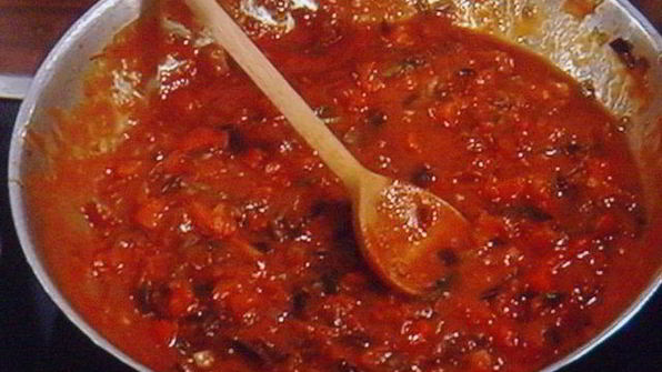 бутерброд с жареным окунем под соусом рататуй