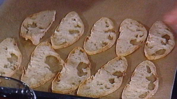 бутерброд с жареным окунем под соусом рататуй