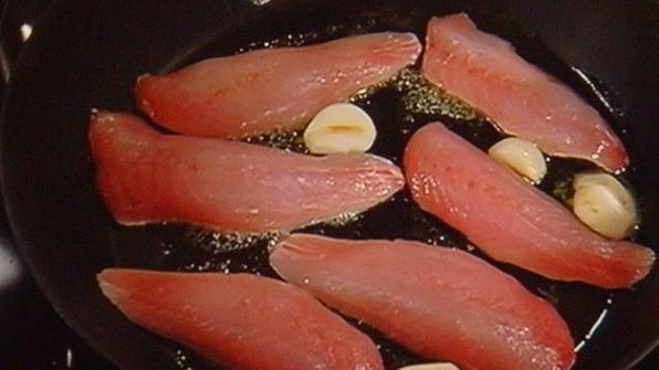 бутерброд с жареным окунем под соусом рататуй