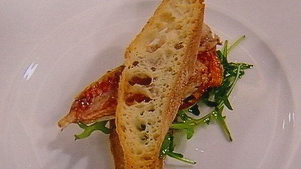 бутерброд с жареным окунем под соусом рататуй