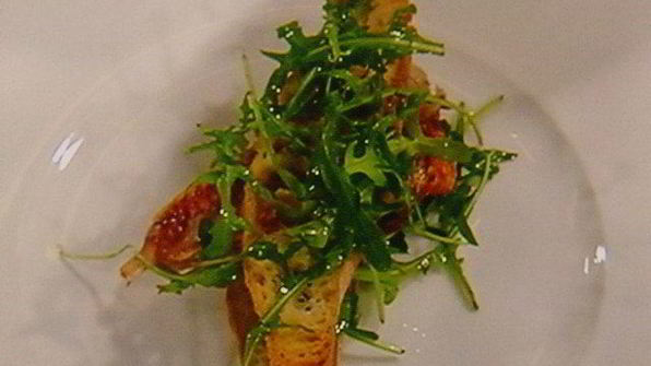 бутерброд с жареным окунем под соусом рататуй