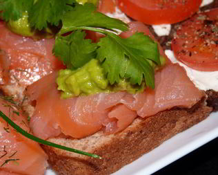 Бутербродики с копченым лососем и авокадо