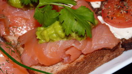 Бутербродики с копченым лососем и авокадо