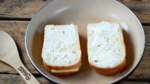 бутерброды под сырно-томатной подушкой